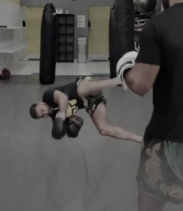 Sacos de pancada e treino de boxe no tatame do studio