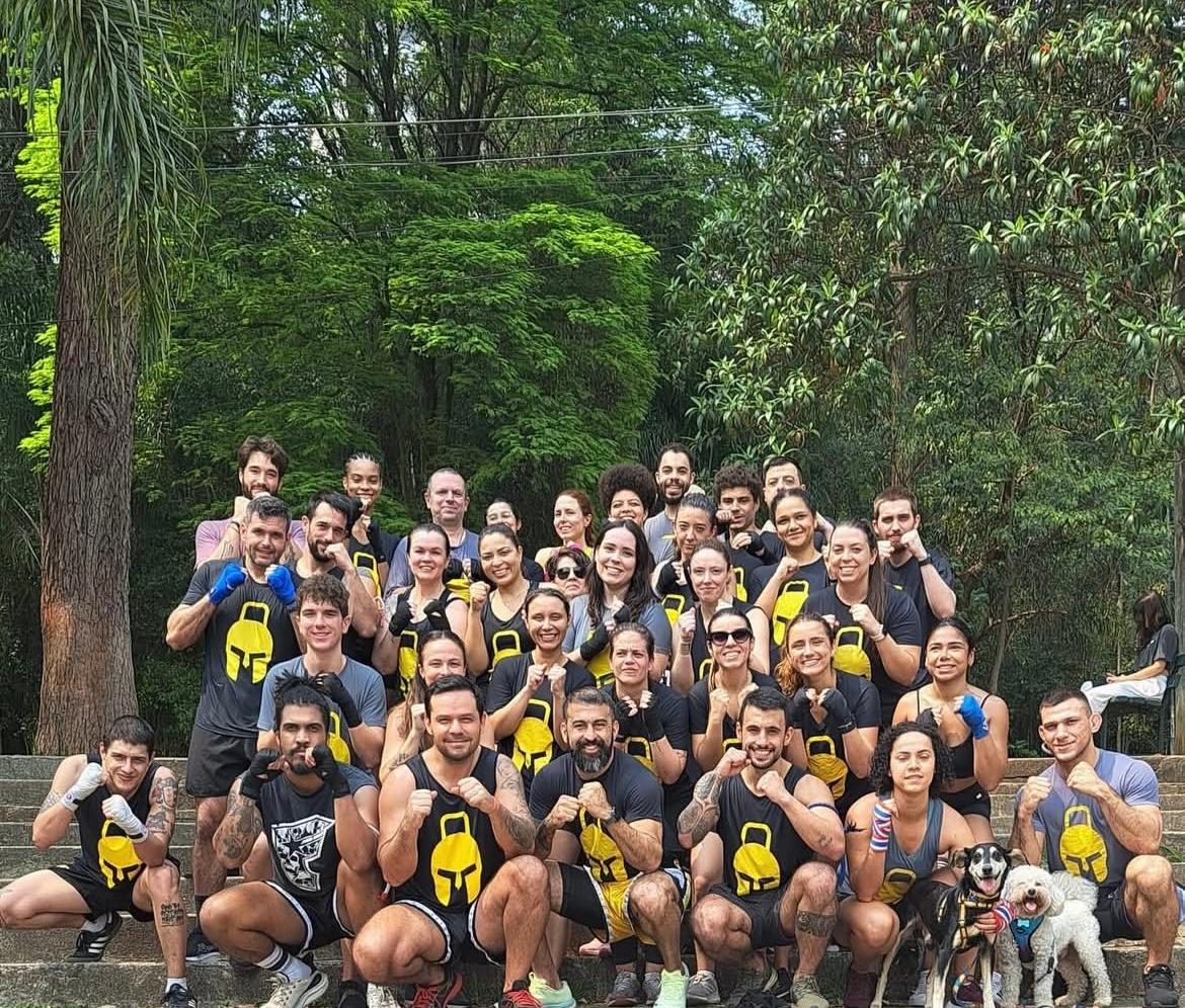 Mais de trinta alunos do Studio Move Thai reunidos na escadaria do Parque da Aclimação depois do treino