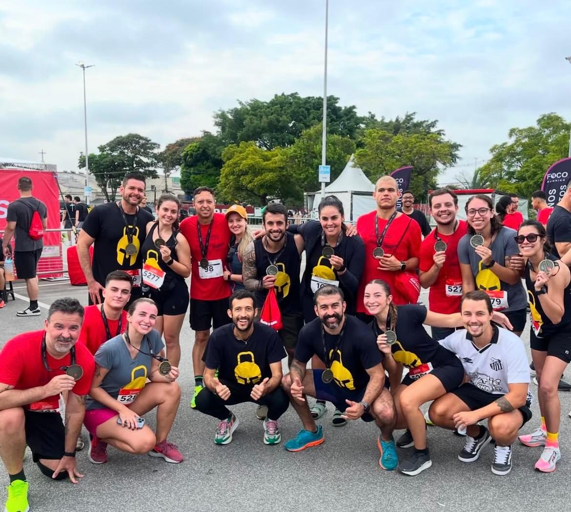 Grupo do Studio Move Thai com medalhas depois de uma prova de rua