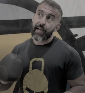 Thiago Ribeiro, professor e dono do Studio Move Thai, de luvas no studio